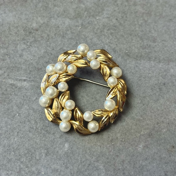 Crown Trifari Jewelry - Vintage Crown Trifari brooch pin wreath leaves pearls gold tone VTG signed